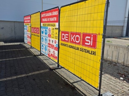 Differences Between Crowd Control Barriers and Construction Barriers